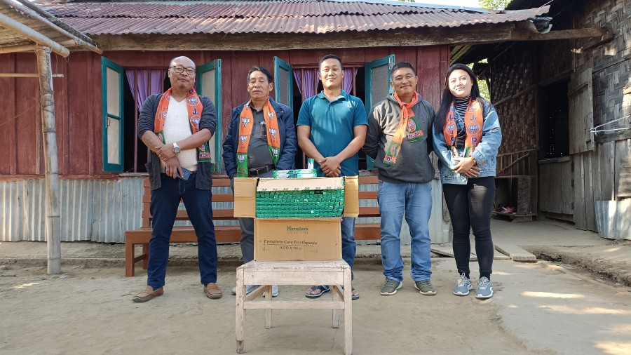 BJP Vice President I Lamutoshi Lomkumer (2nd from left) and with the caretaker of at Soul & Cure Society ‘Children’s Home’, Chami and other BJP officials on November 16. 